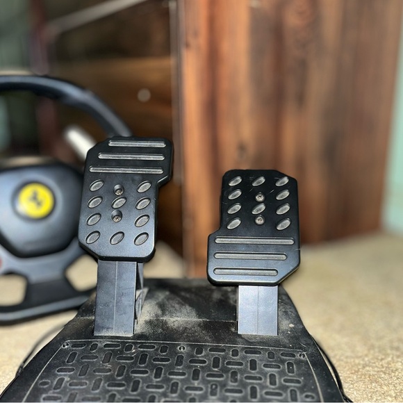 ThrustMaster T80 Ferrari 488 GTB Edition - Picture 2 of 2